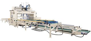 5 osý CNC stroj na výrobu krovů a dřevěných stavebních konstrukcí zafixuje při opracování trám do roviny a přesně opracuje i čerstvé masivní dřevo 5 osý CNC stroj na výrobu krovů a dřevěných stavebních konstrukcí zafixuje při opracování trám do roviny a přesně opracuje i čerstvé masivní dřevo
